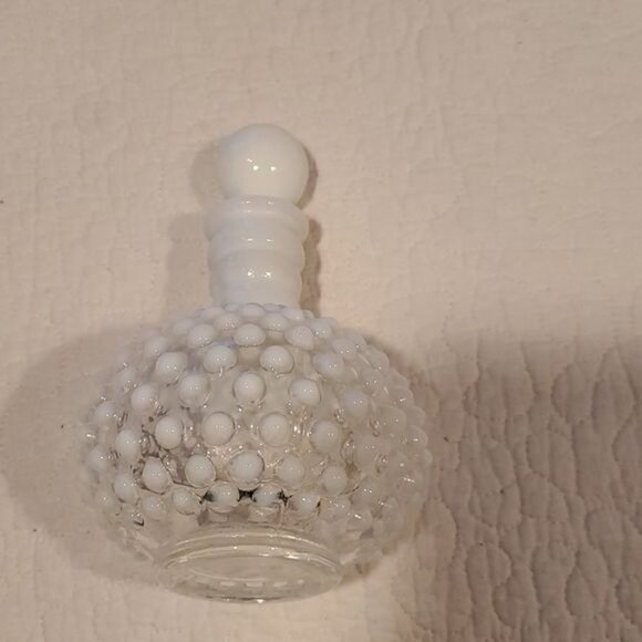 Fenton‎ Vintage White Hobnob Perfume Bottle with Stopper - Picture 5 of 7